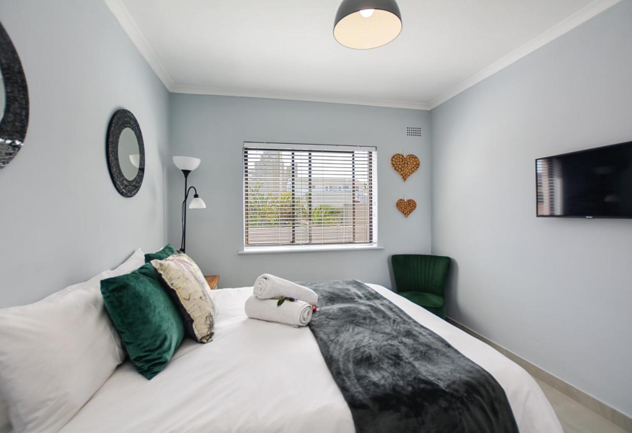 Sea Breeze Apartments Bloubergstrand Luaran gambar